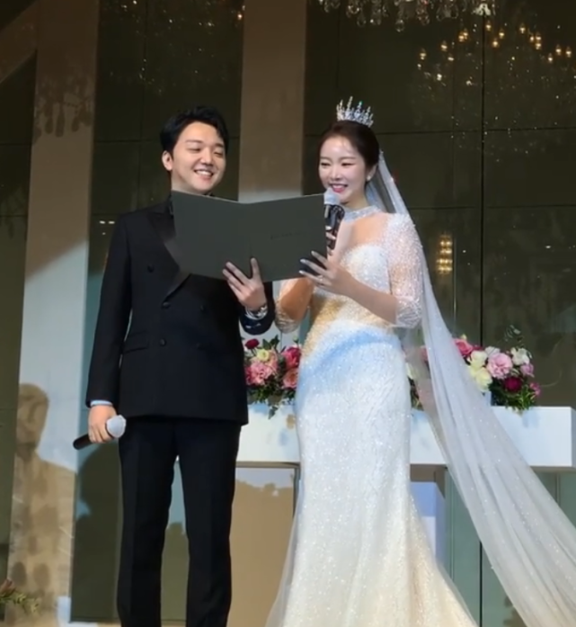 34岁裴涩琪结婚婚礼现场首曝光与老公甜蜜对视灿笑超恩爱