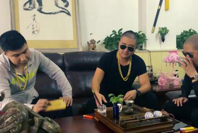 中年男人的闷骚新宠满大街的大金链子有几个是真的