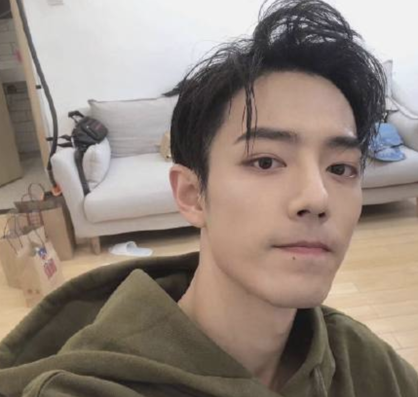 肖战|肖战最新自拍因数字被吐槽！手戴的红绳寓意，是他现在最大心愿？