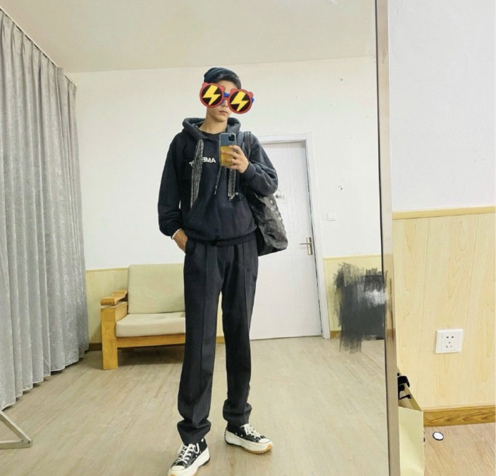 肖战|肖战最新自拍因数字被吐槽！手戴的红绳寓意，是他现在最大心愿？