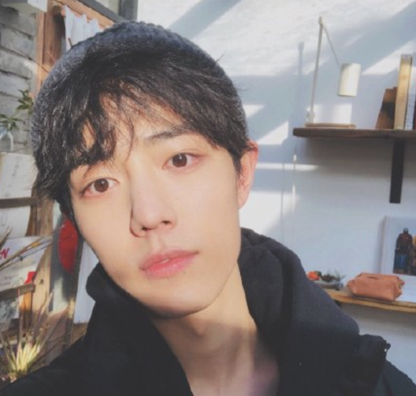 肖战|肖战最新自拍因数字被吐槽！手戴的红绳寓意，是他现在最大心愿？