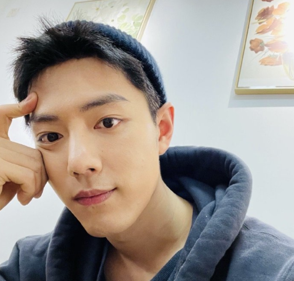 肖战|肖战最新自拍因数字被吐槽！手戴的红绳寓意，是他现在最大心愿？