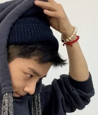 肖战|肖战最新自拍因数字被吐槽！手戴的红绳寓意，是他现在最大心愿？