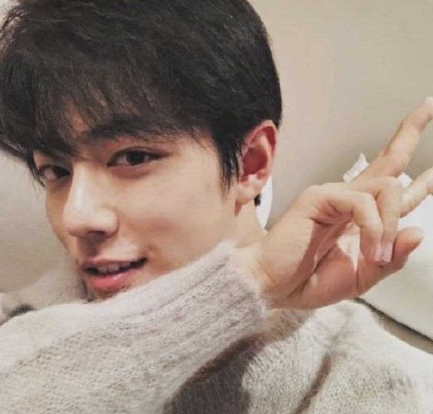 肖战|肖战最新自拍因数字被吐槽！手戴的红绳寓意，是他现在最大心愿？