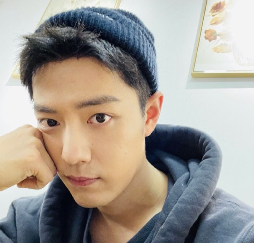 肖战|肖战最新自拍因数字被吐槽！手戴的红绳寓意，是他现在最大心愿？