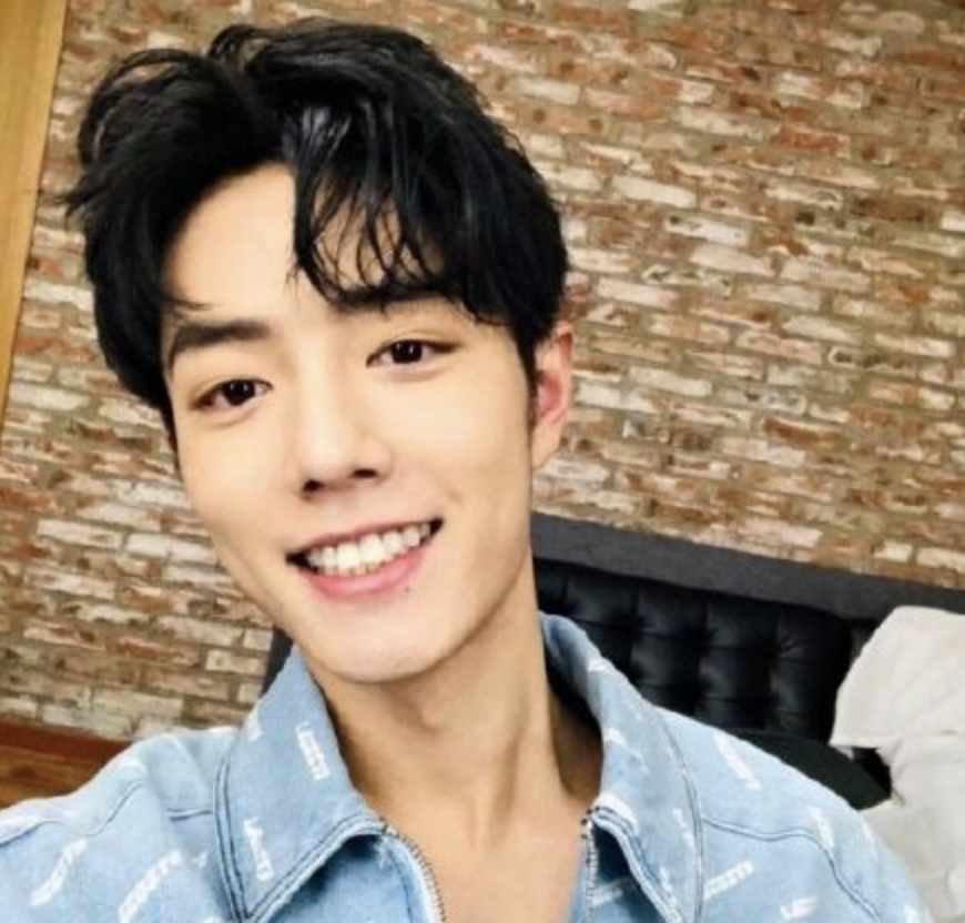 肖战|肖战最新自拍因数字被吐槽！手戴的红绳寓意，是他现在最大心愿？