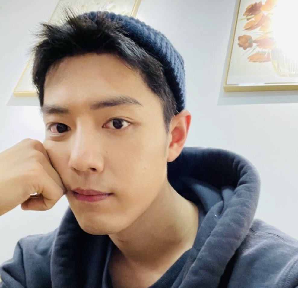 肖战|肖战最新自拍因数字被吐槽！手戴的红绳寓意，是他现在最大心愿？