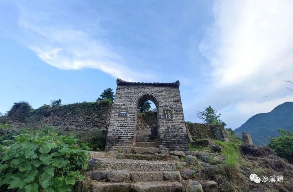 星寨村民国时期所建民居以小三合为主,主屋面阔三间.