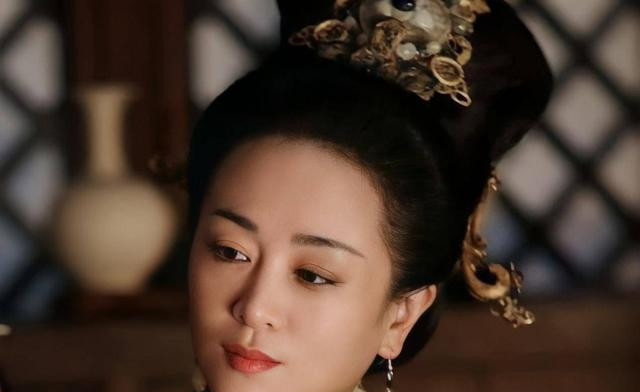 在《知否》和《扶摇》中,大家又看到了涓子的面孔,她为赵丽颖和杨幂做