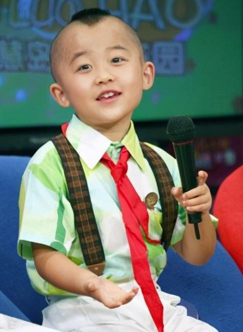 虽然父母因为忙于工作,让他自小跟随爷爷奶奶生活,贾云哲出生在河北