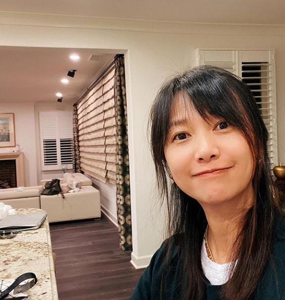 徐静蕾还分享了一张自拍照,已经46岁的她素面朝天,却依旧少女感十足.