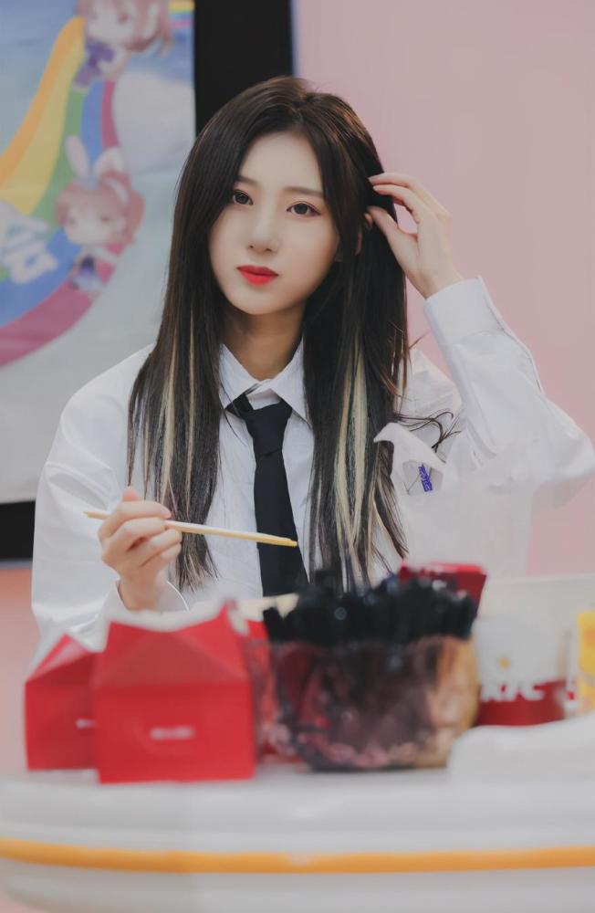 对于他质疑金莹玥不红的说法,也有网友给出了质疑,因为金莹玥在此前的