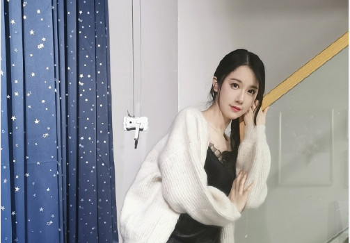 轩子巨2兔cos蜘蛛侠,蹲在椅子上玩游戏,这身作品实在太惊艳了_腾讯