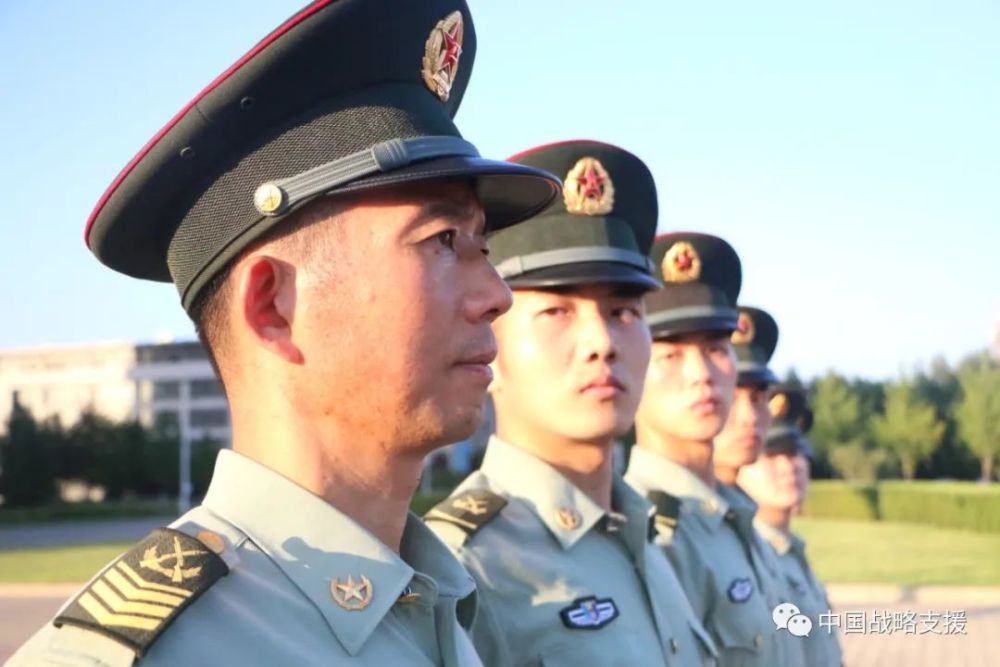 临近退役的一级军士长军装穿不够也爱不够