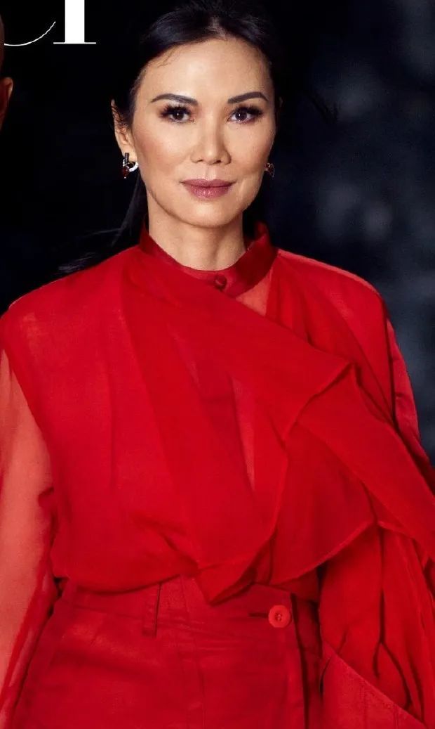 51岁邓文迪上杂志,脸僵皱纹多被嘲吓人,但气场强一看就是狠人