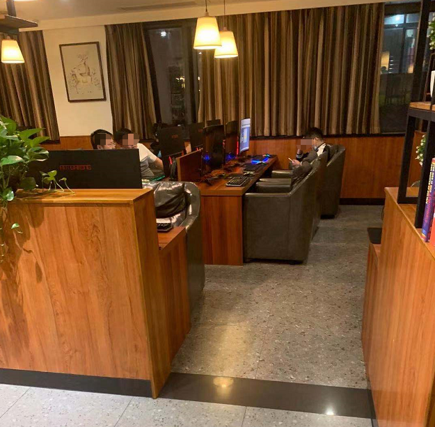 在之心城附近的"四合网苑",情况相似,网吧入口及前往柜台的通道,没有