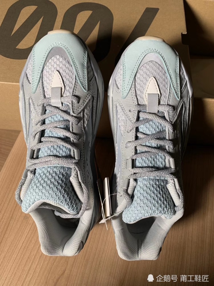 yeezy700v2惯性椰子700从v1到v2颜值一直在线