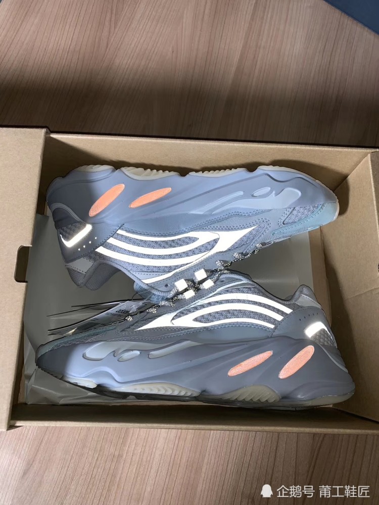 yeezy700v2惯性椰子700从v1到v2颜值一直在线