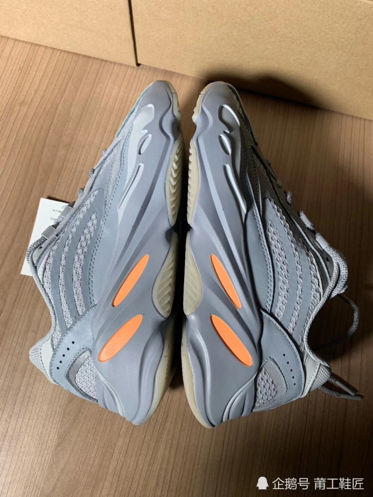 yeezy700v2惯性椰子700从v1到v2颜值一直在线
