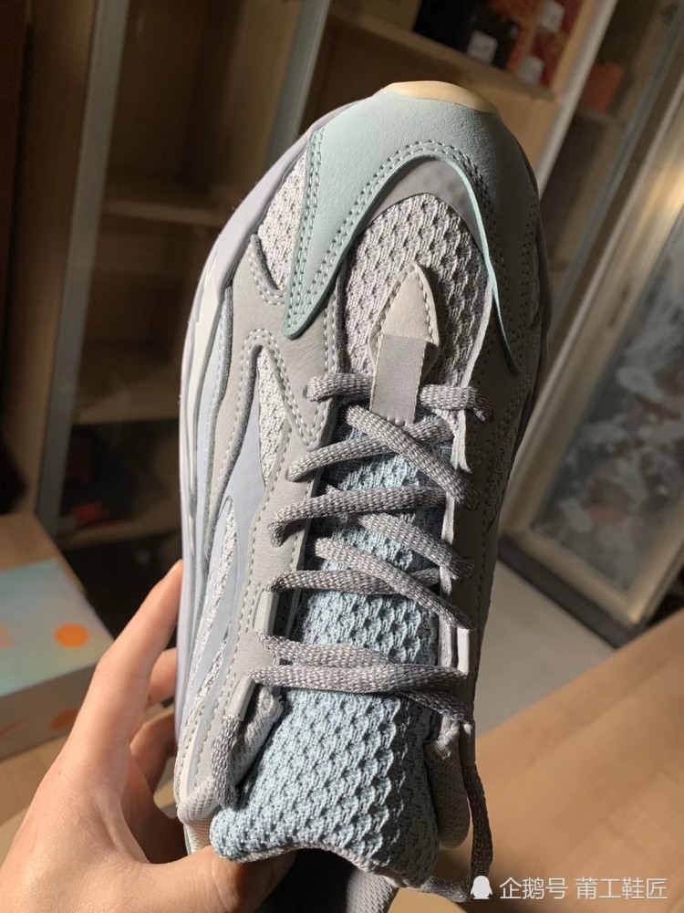 yeezy700v2惯性椰子700从v1到v2颜值一直在线