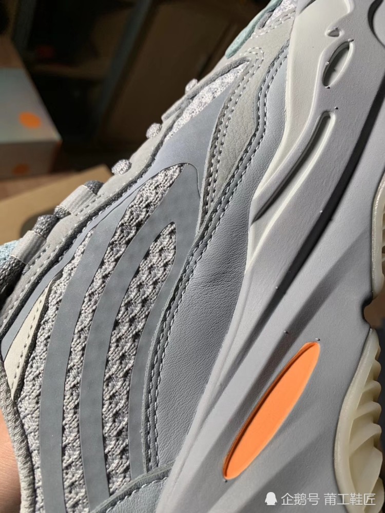yeezy700v2惯性椰子700从v1到v2颜值一直在线