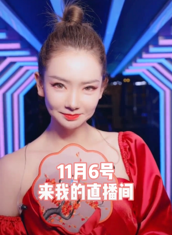 戚薇带货太拼?一袭红裙展露香肩,还开衩到安全裤的位置