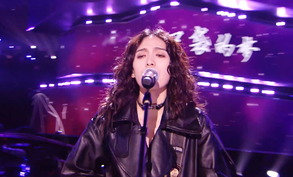 5强争霸战傅欣瑶带来一首励志摇滚风格的《口袋的梦》,从个人造型到