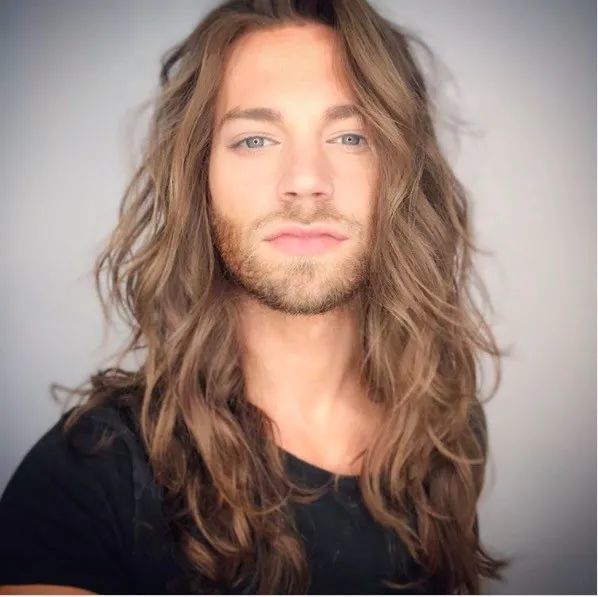 因为欧美男人很多是自然卷,也有留了n年,已经长发及腰的哥们…有刚