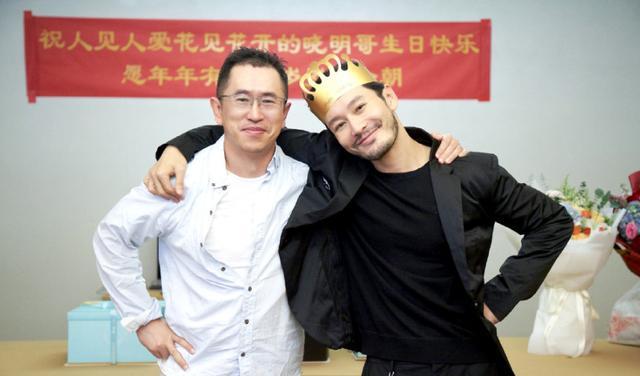 黄晓明|婚姻亮红灯？43岁黄晓明剧组庆生，老婆Baby却失声一整天