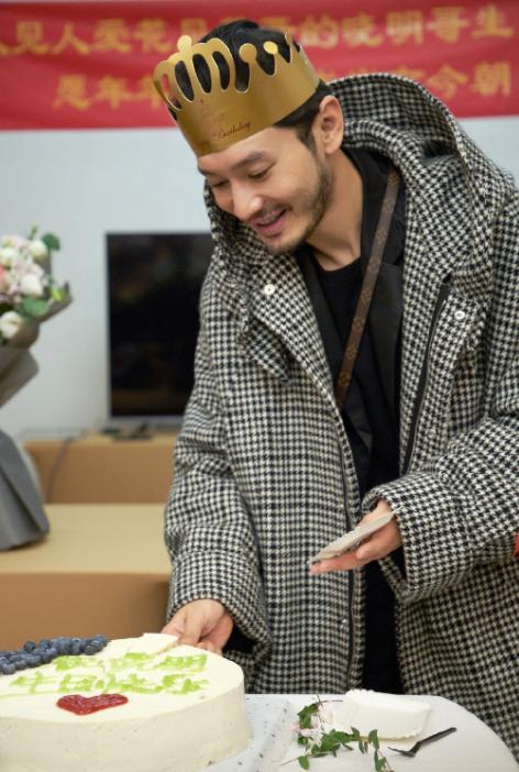 黄晓明|婚姻亮红灯？43岁黄晓明剧组庆生，老婆Baby却失声一整天