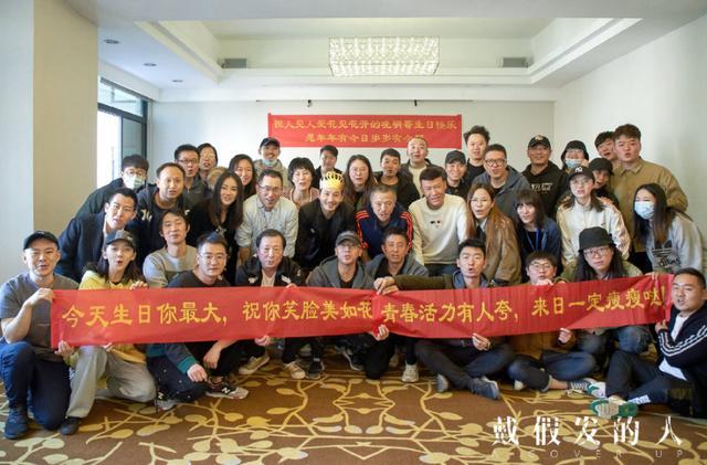 黄晓明|婚姻亮红灯？43岁黄晓明剧组庆生，老婆Baby却失声一整天