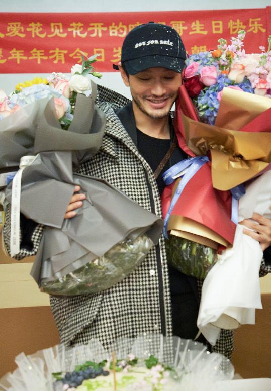 黄晓明|婚姻亮红灯？43岁黄晓明剧组庆生，老婆Baby却失声一整天