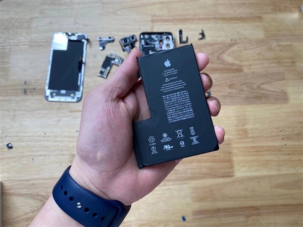 首拆iphone12 pro max!电池缩水7%,仅有3687毫安时