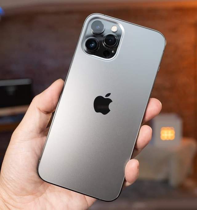 iphone12promax与iphone12包装非常类似,纸盒非常轻薄,里面有手机