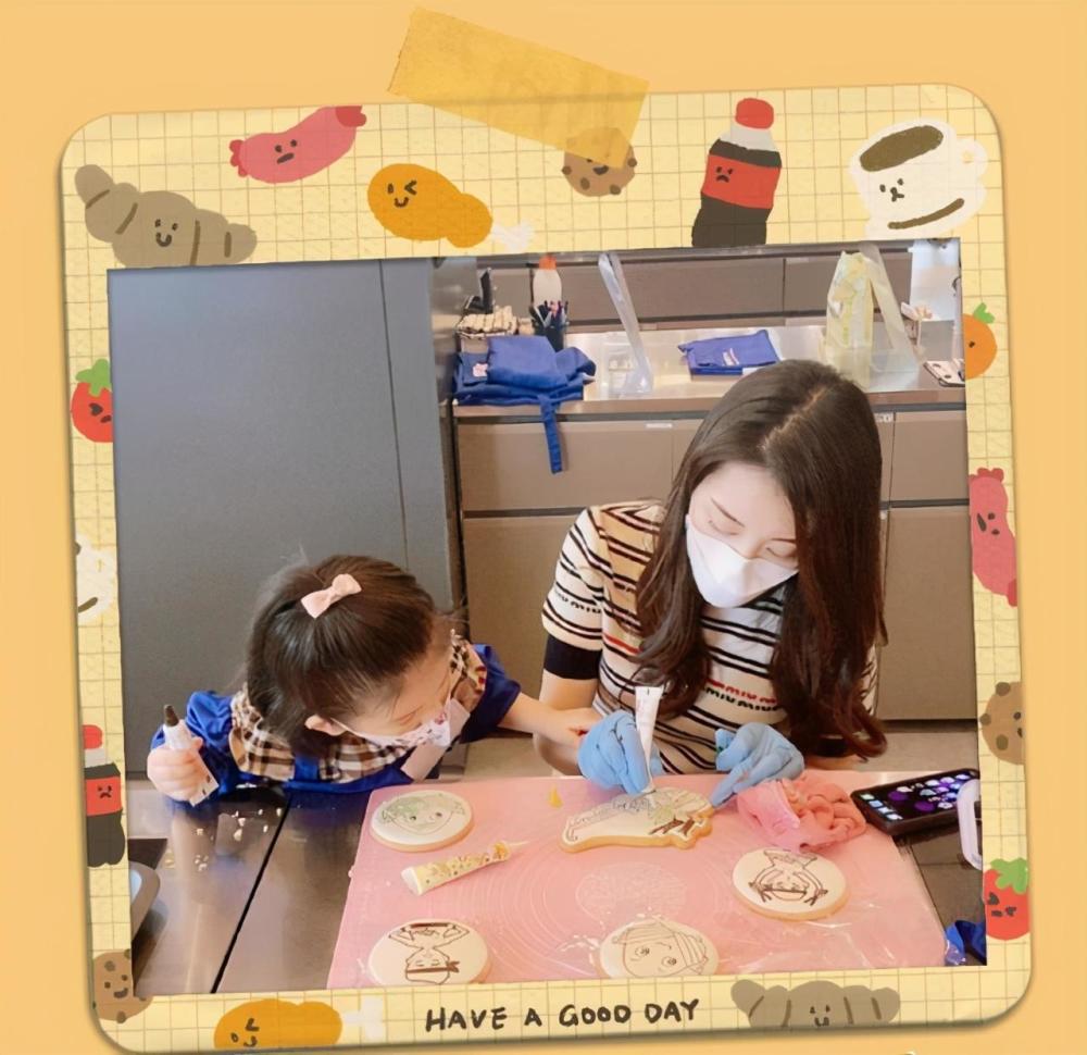 方媛|方媛深夜晒大女儿，C宝戴发箍长发披肩超淑女，母女提前过圣诞