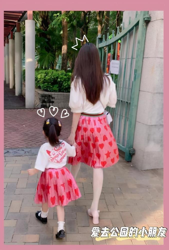 方媛|方媛深夜晒大女儿，C宝戴发箍长发披肩超淑女，母女提前过圣诞