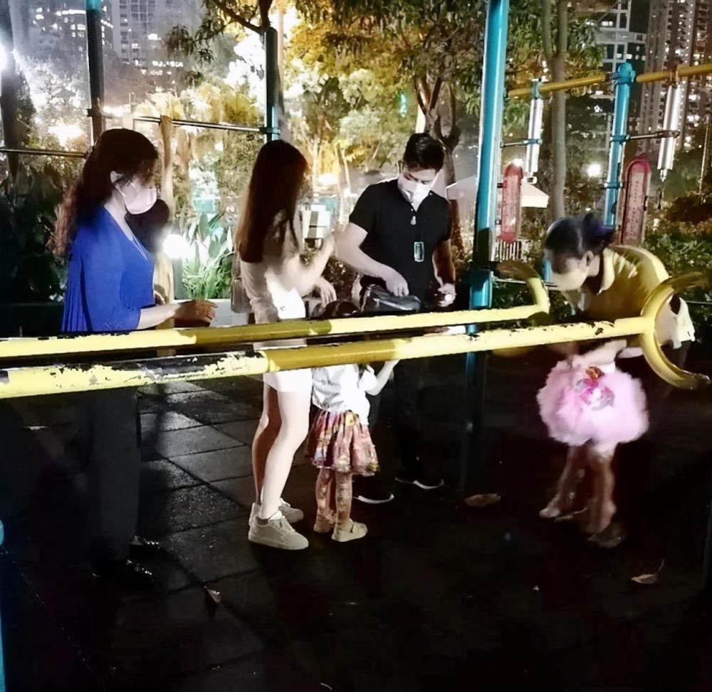 方媛|方媛深夜晒大女儿，C宝戴发箍长发披肩超淑女，母女提前过圣诞