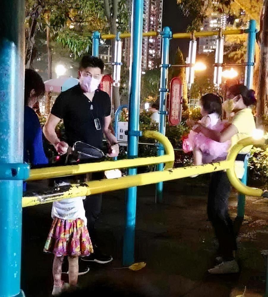 方媛|方媛深夜晒大女儿，C宝戴发箍长发披肩超淑女，母女提前过圣诞