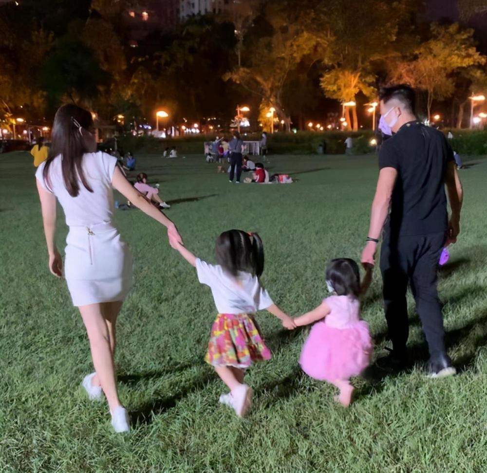 方媛|方媛深夜晒大女儿，C宝戴发箍长发披肩超淑女，母女提前过圣诞