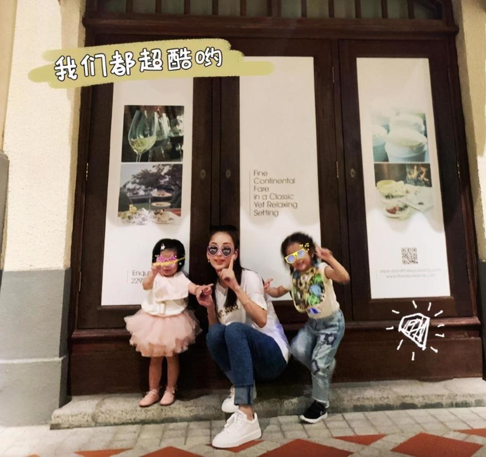 方媛|方媛深夜晒大女儿，C宝戴发箍长发披肩超淑女，母女提前过圣诞