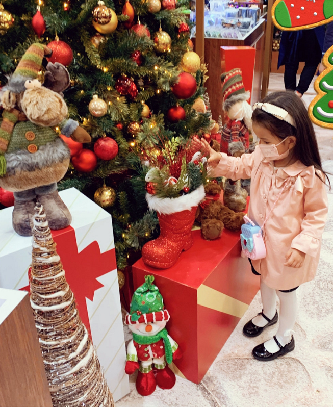 方媛|方媛深夜晒大女儿，C宝戴发箍长发披肩超淑女，母女提前过圣诞