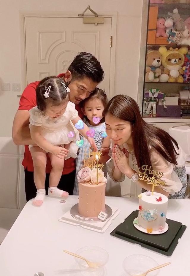 方媛|方媛深夜晒大女儿，C宝戴发箍长发披肩超淑女，母女提前过圣诞