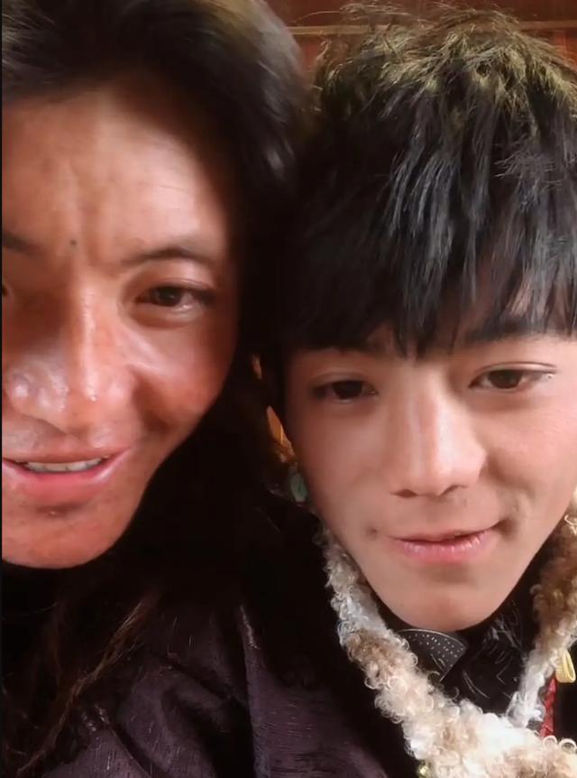 介绍自己叫扎西丁真,今年才20岁,身高180cm,四川甘孜人,这个名字的