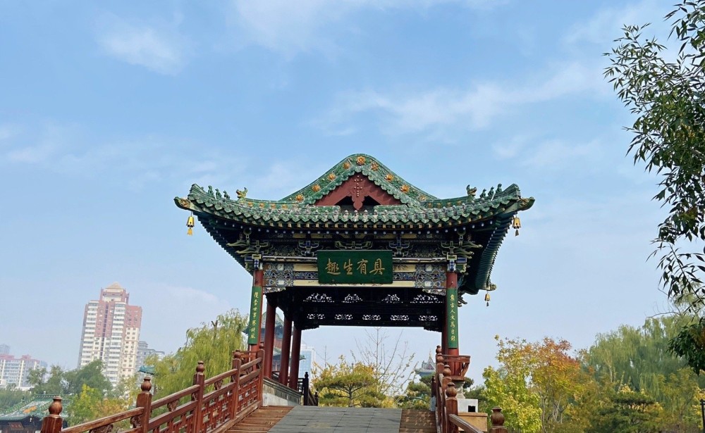 深秋的太原景色迎泽公园展示亭台楼阁的古建筑风格