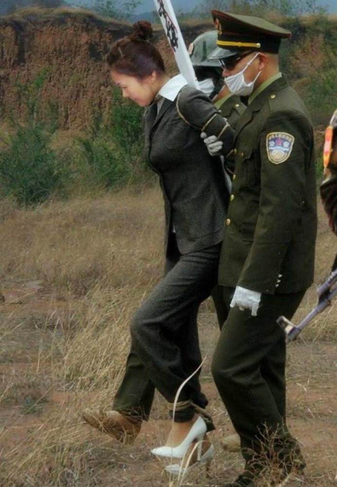 以前,我国枪毙犯人所使用的是五六式半自动枪,子弹也是一般的步枪子弹