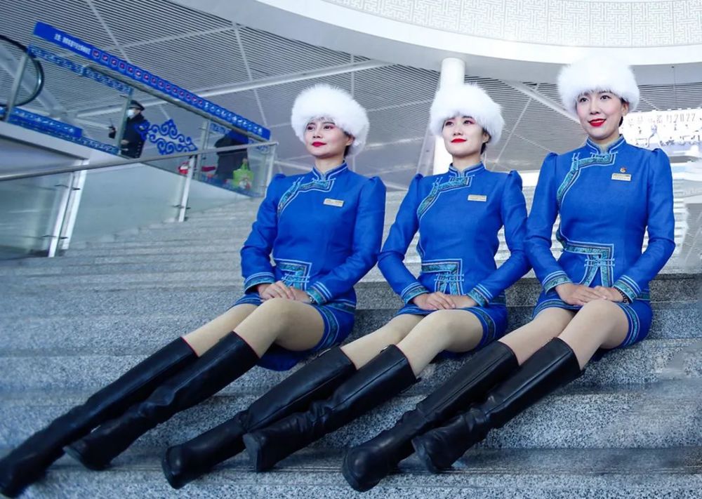 瞧高铁乘务员小姐姐换冬装啦