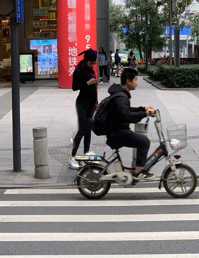 张馨予|张馨予坐专车喝了他人喝过的水，担心生病发文控诉，让网友引以为戒