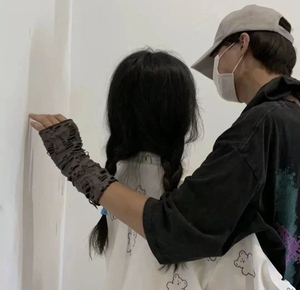 情侣头像丨ins潮图情侣头像错的时间碰到对的人那是青春_腾讯新闻