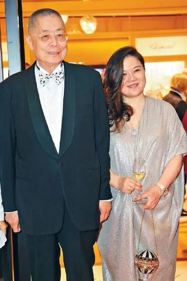 81岁刘诗昆再当爸,小36岁妻子公开女儿正脸照,父女相差80岁