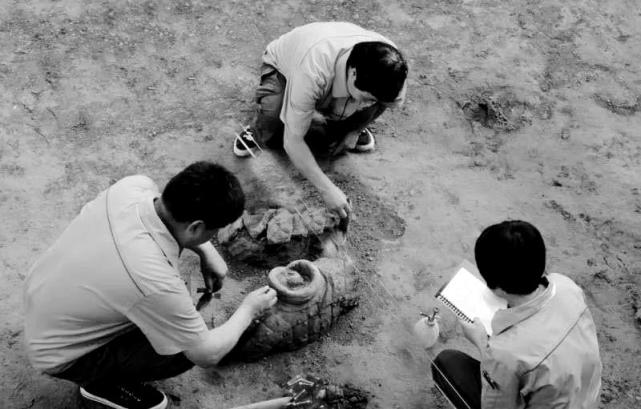 实拍西安兵马俑考古现场彩色秦俑迅速氧化褪色图2疑似穿越